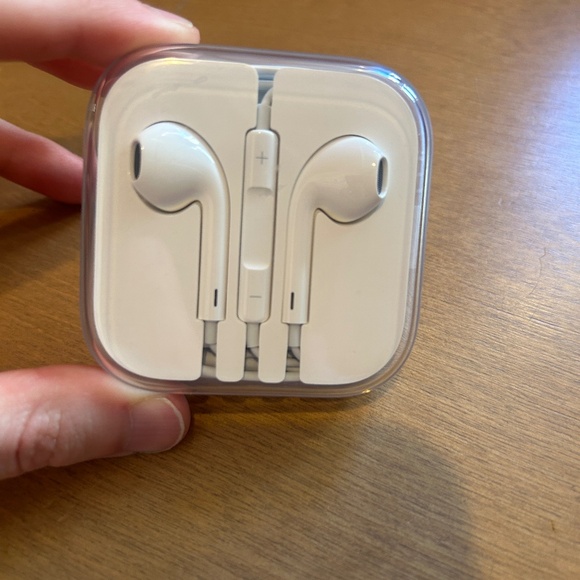 NWOT Apple EarPods with 3.5mm Headphone Plug - Picture 1 of 3